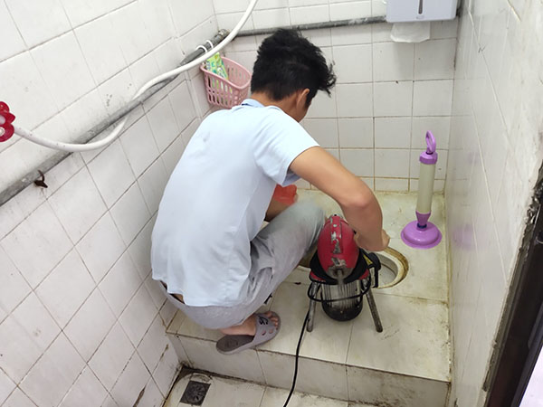 保定管道堵塞冒臭气 专业师傅现场解决问题