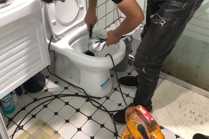 保定马桶堵塞自己疏通还是找师傅？专业上门服务让你省时更省心